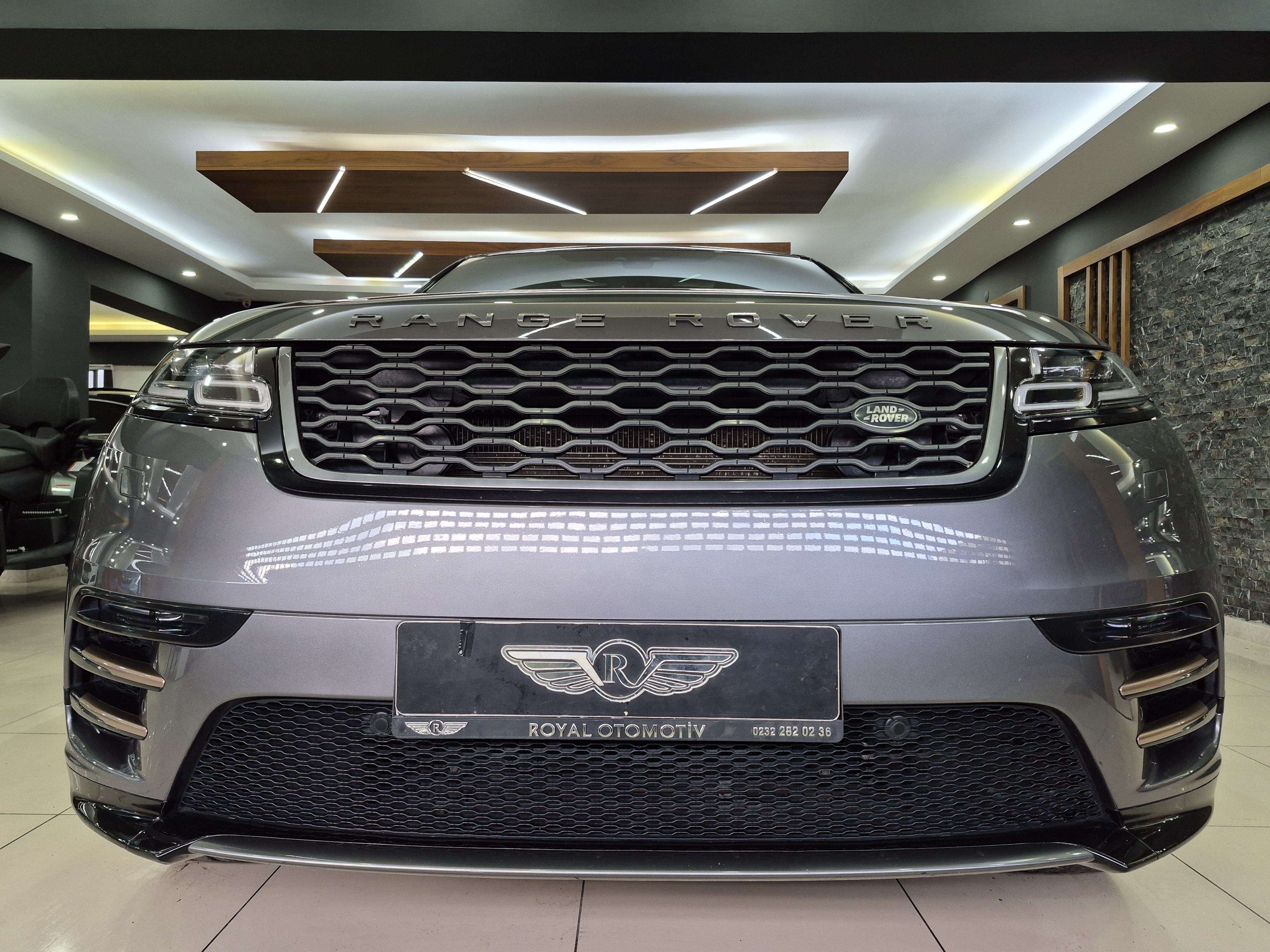 ROYAL'DEN 2019 VELAR R-dynamic SE 240Hp