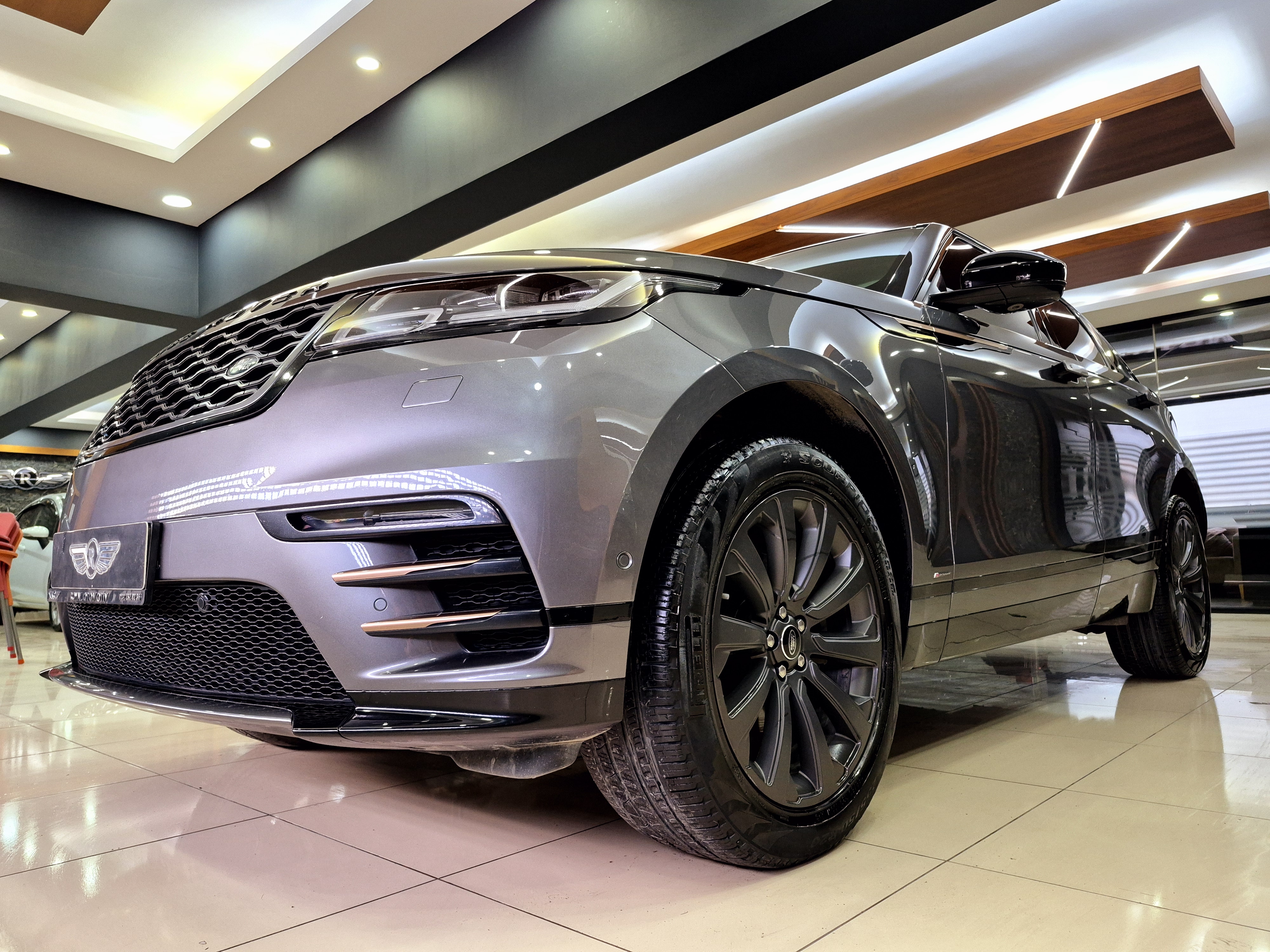 ROYAL'DEN 2019 VELAR R-dynamic SE 240Hp