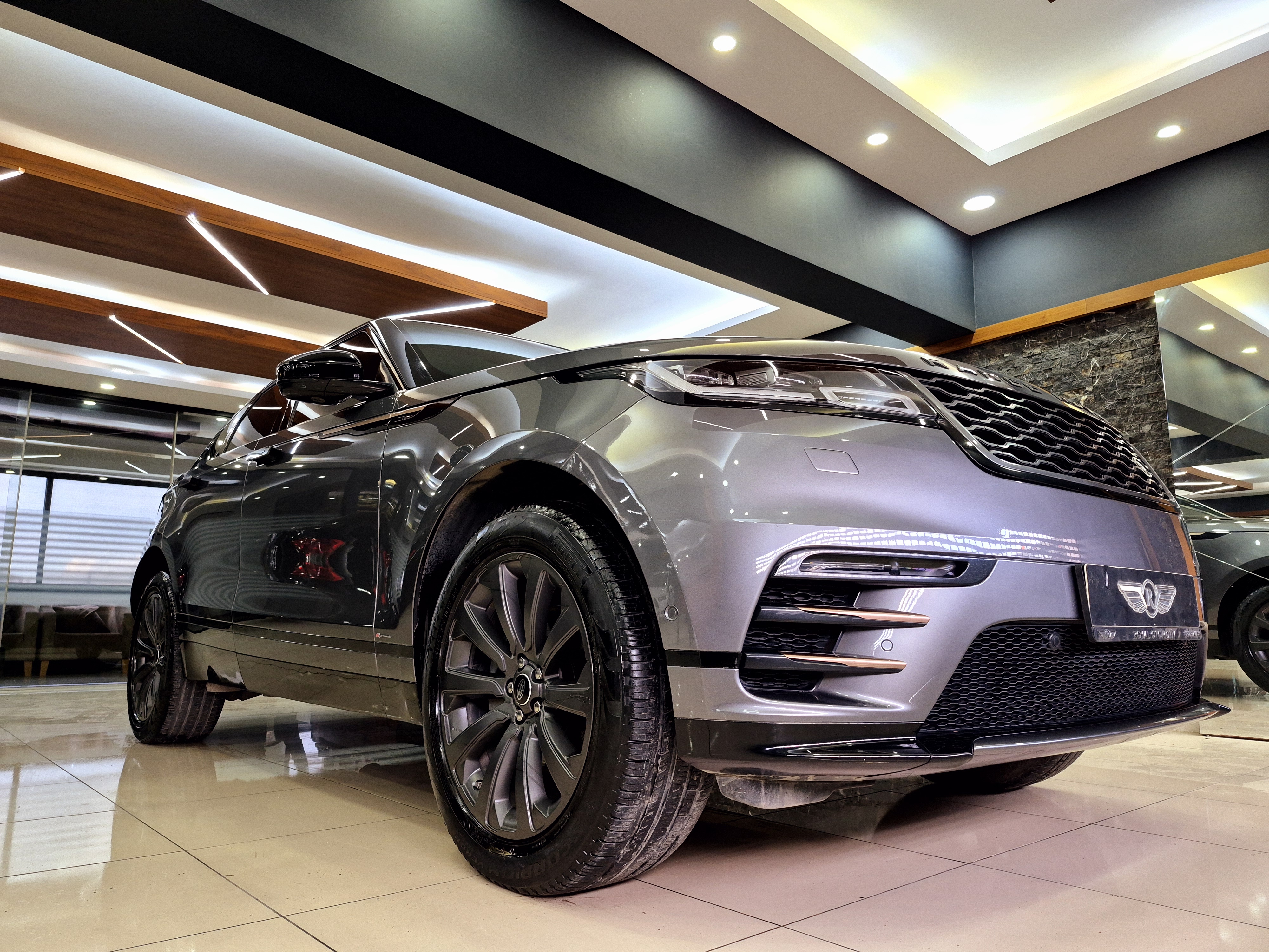 ROYAL'DEN 2019 VELAR R-dynamic SE 240Hp