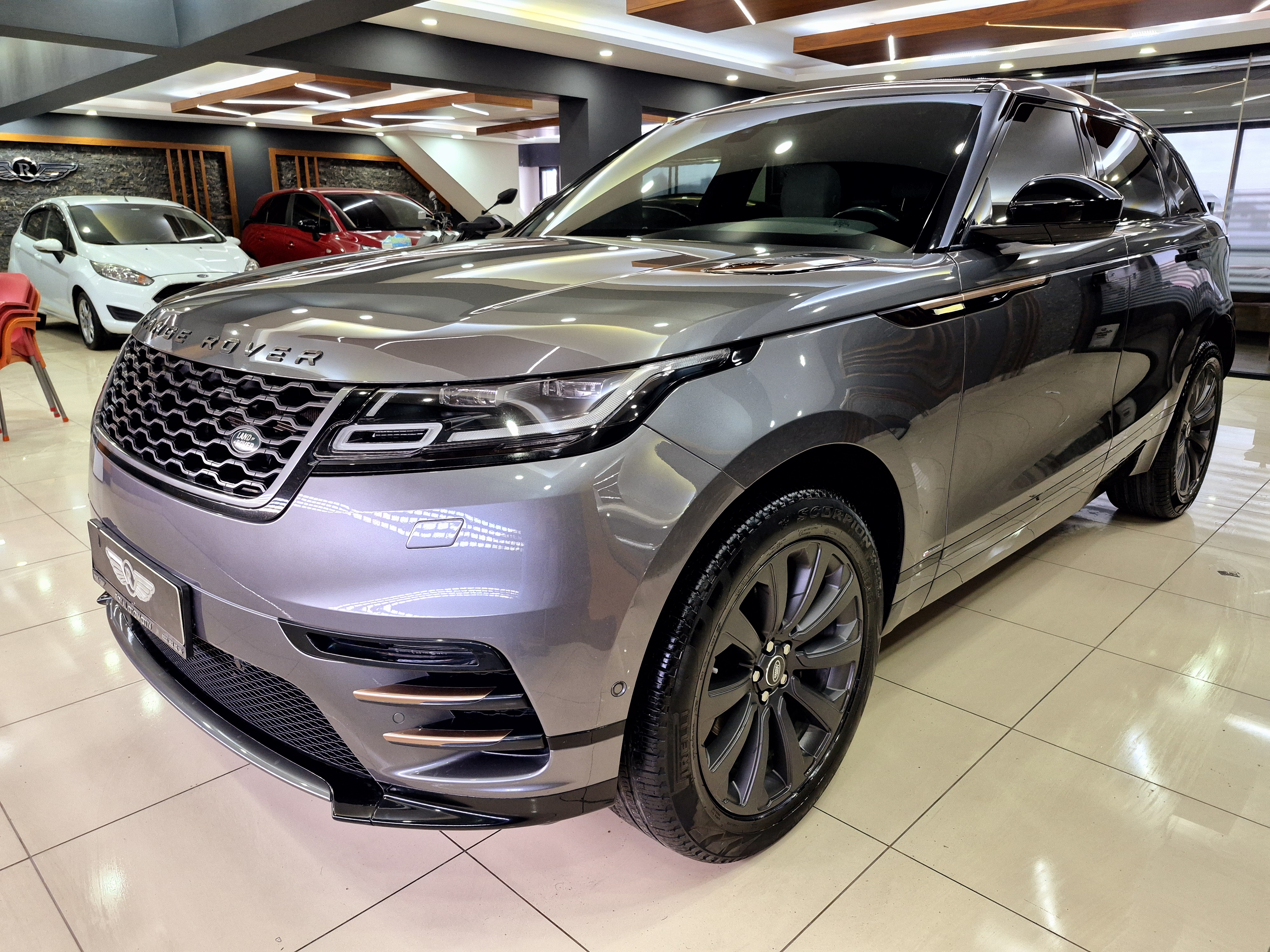 ROYAL'DEN 2019 VELAR R-dynamic SE 240Hp
