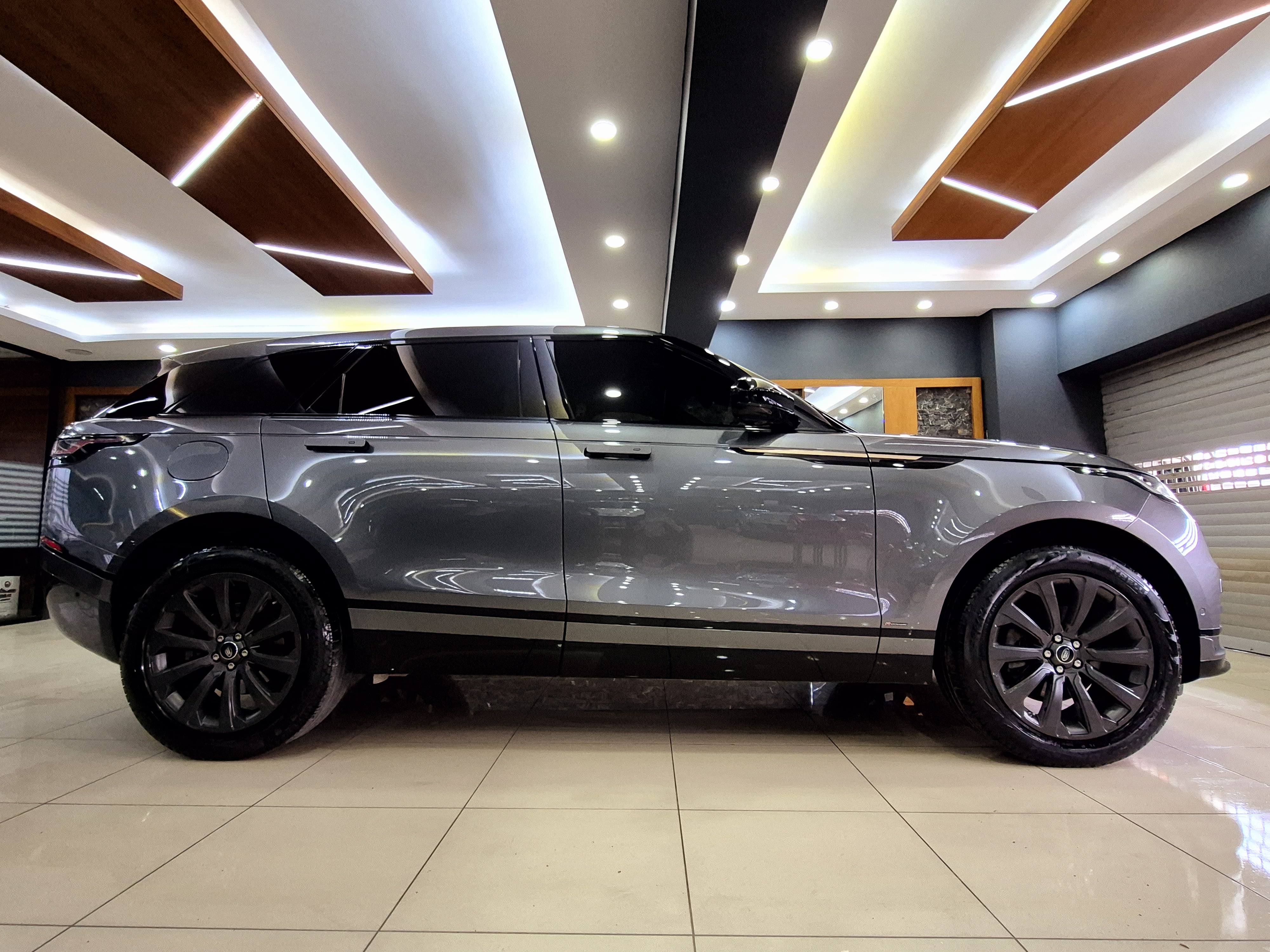 ROYAL'DEN 2019 VELAR R-dynamic SE 240Hp