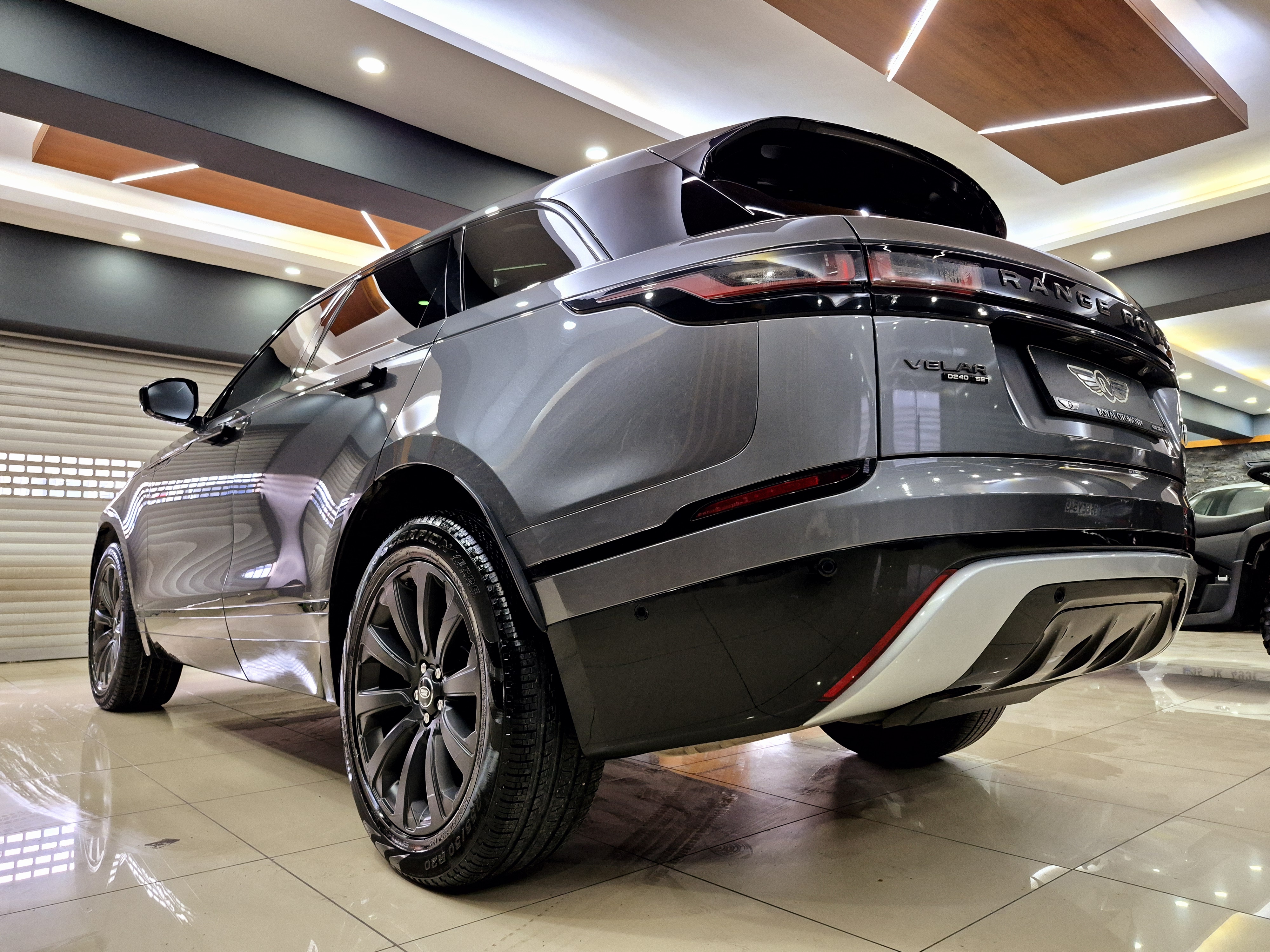 ROYAL'DEN 2019 VELAR R-dynamic SE 240Hp