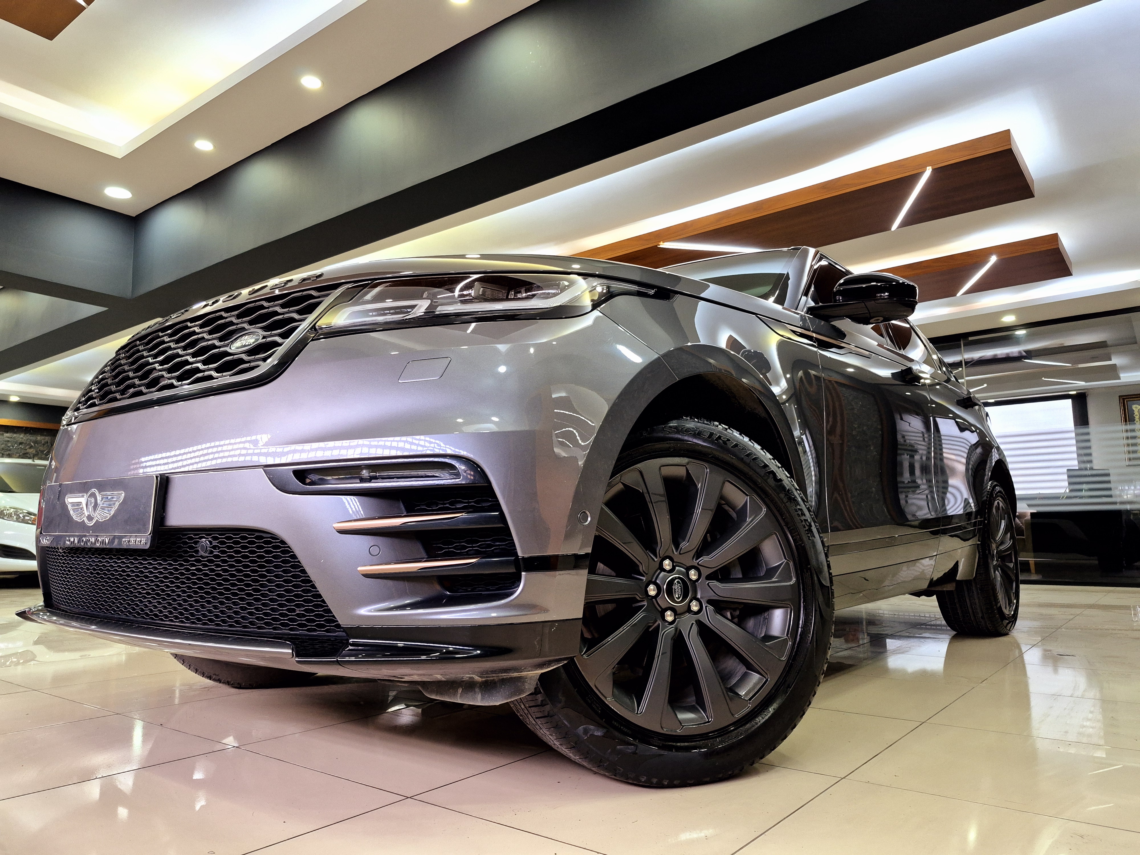 ROYAL'DEN 2019 VELAR R-dynamic SE 240Hp
