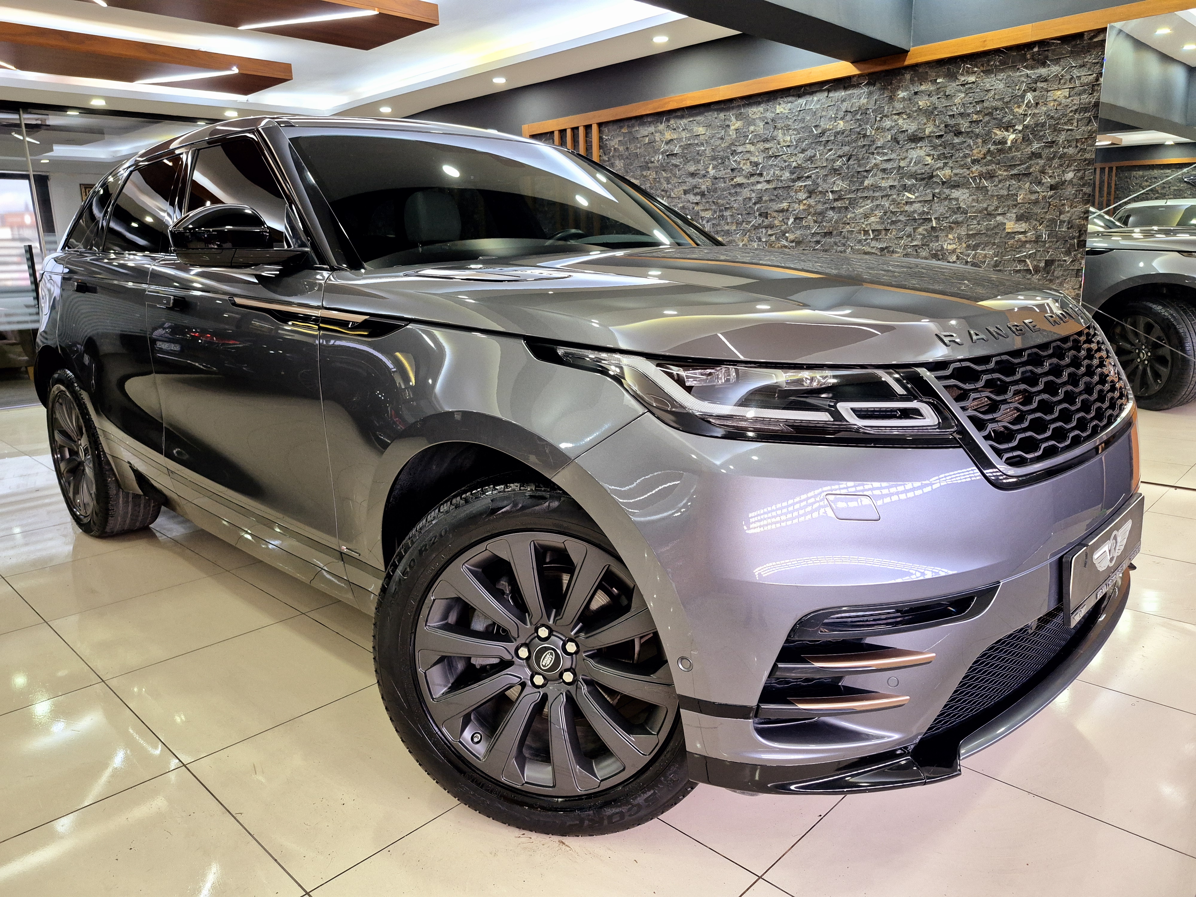 ROYAL'DEN 2019 VELAR R-dynamic SE 240Hp