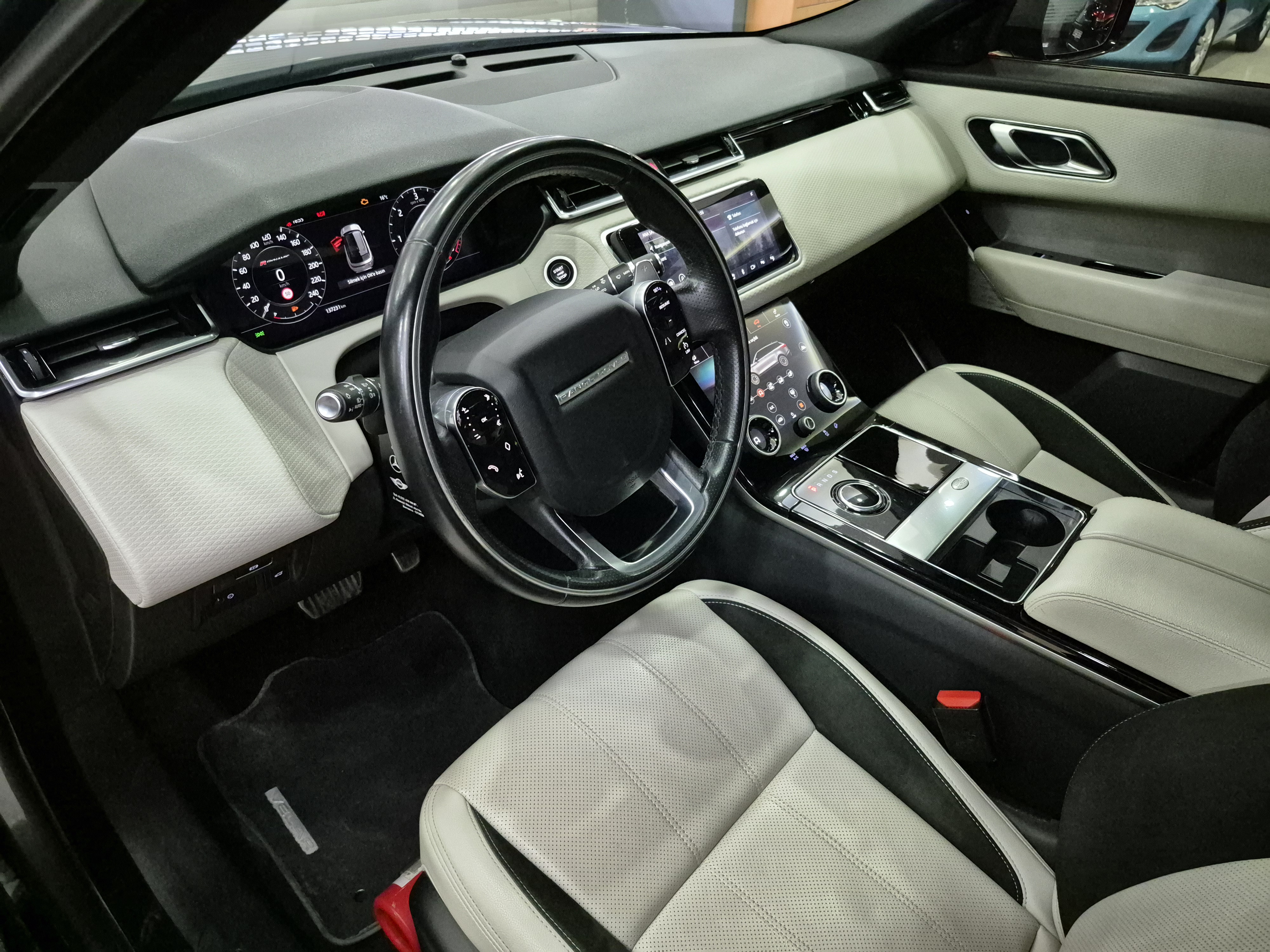 ROYAL'DEN 2019 VELAR R-dynamic SE 240Hp