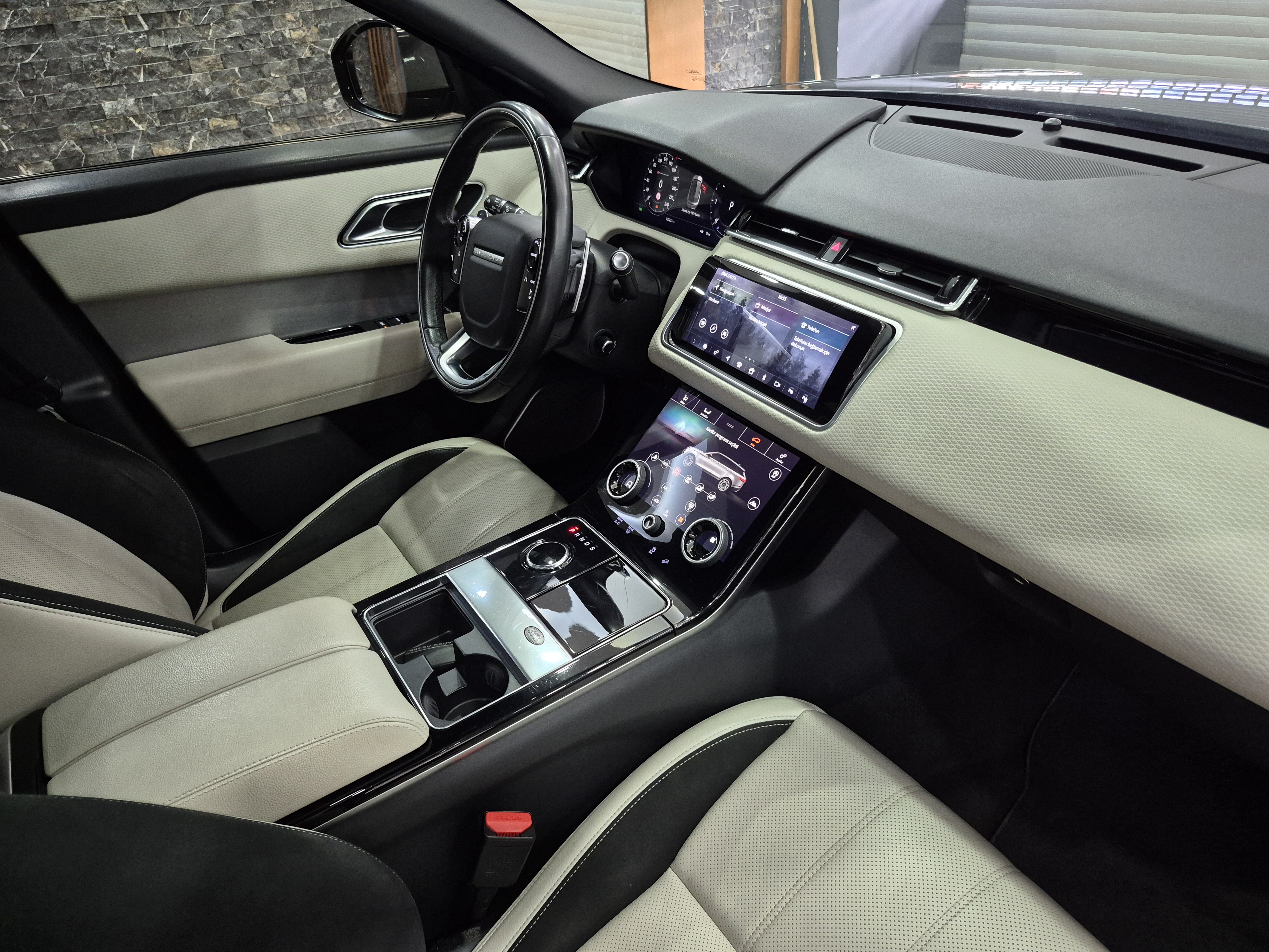 ROYAL'DEN 2019 VELAR R-dynamic SE 240Hp